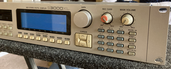 希少品 AKAI S3000XL サンプラー名機 Akai S3000XL Rack Sampler – SamplerZone.com